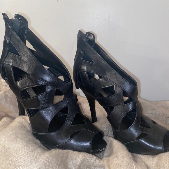GUESS Dipped Ankle Heels - Picture 5 of 8